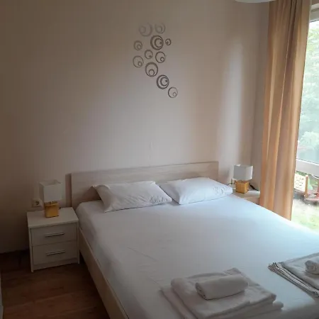 Dawn Park Deluxe 아파트호텔 3*